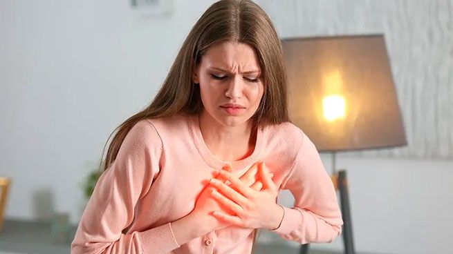 Инфаркт в 29 лет: пациентка заявляет о связи с вакцинацией против COVID-19