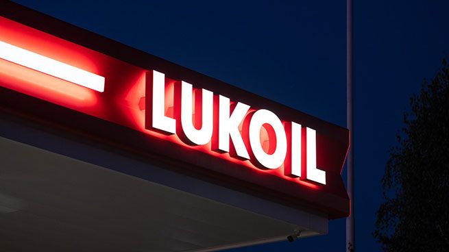 США вынуждают Lukoil распродавать зарубежные активы: сделка с Carlyle на $22 млрд