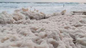 После шторма море на побережье Крита покрылось толстым слоем пены