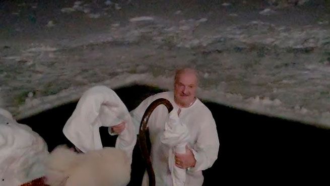 Видео: Александр Лукашенко окунулся в ледяную воду на Крещение при –15°C