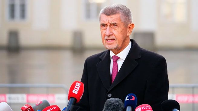 Премьер Чехии: Европа вернется к Путину на коленях