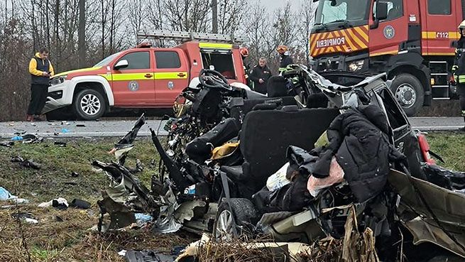 Шокирующие кадры трагедии в Румынии: фургон с болельщиками ΠΑΟΚ превратился в бесформенную груду металла