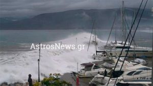 Сотрудника береговой охраны, убило ударом волны в порту Астроса