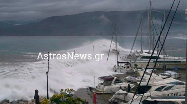 Сотрудника береговой охраны, убило ударом волны в порту Астроса