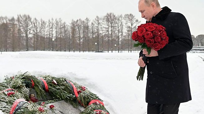 Владимир Путин возложил цветы на могилу брата, погибшего в блокаду Ленинграда