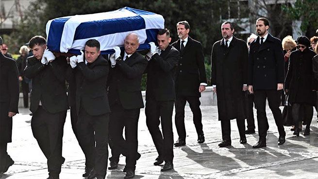 Афины прощаются с принцессой Ириной: отпевание в Митрополии и похороны в Татое