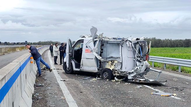 Кинематографическое ограбление на шоссе в Италии – люди в масках взрывают бронированный автомобиль