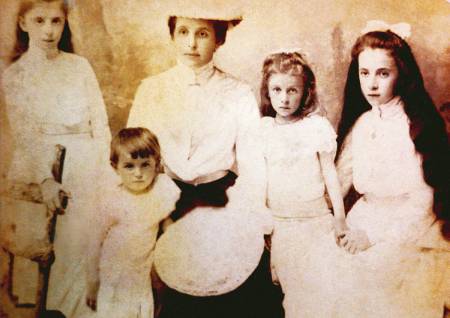 «Отцвели уж давно хризантемы в саду»: о происхождении греческой фамилии короля русского романса 13 «Отцвели уж давно хризантемы в саду»: о происхождении греческой фамилии короля русского романса