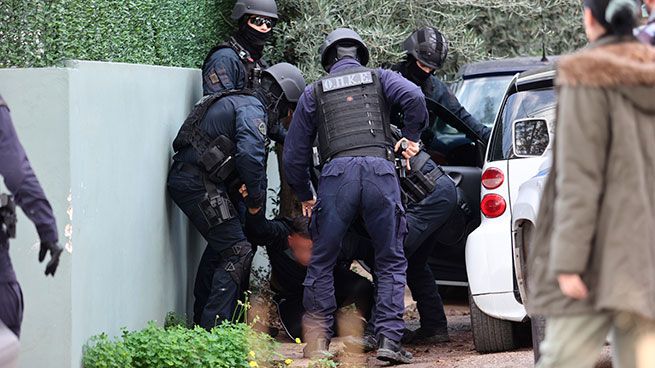 Гастуни: владелец киоска и его сын жестоко избиты группой из 20 Рома 6 План «ΕΝΤΟΣ»: 300 полицейских будут находится в цыганских таборы по всей Греции