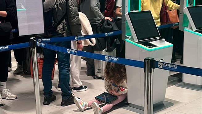 Выдержат ли аэропорты Греции туристический напор 2026 года 3 Коллапс в аэропорту Афин: пассажиры по 2 часа стоят в очередях на паспортном контроле — люди теряют сознание