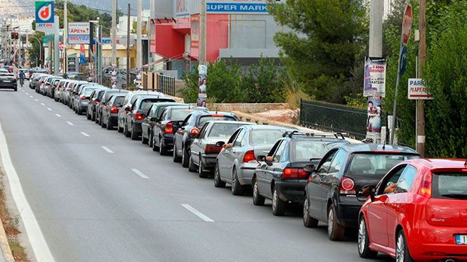 Война на Ближнем Востоке бьёт по кошелькам: как растут цены на бензин и газ в Греции 3 Очереди на АЗС в Аттике: бензин раскупают на фоне слухов о росте цен