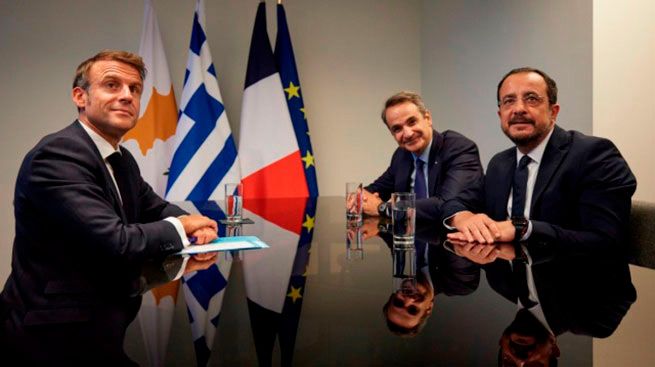 Дендиас: было бы исторически и национально непростительно, если бы Греция отвернулась от Кипра 3 Мицотакис, Макрон и Христодулидис встретятся в Пафосе на фоне напряжённости в Восточном Средиземноморье